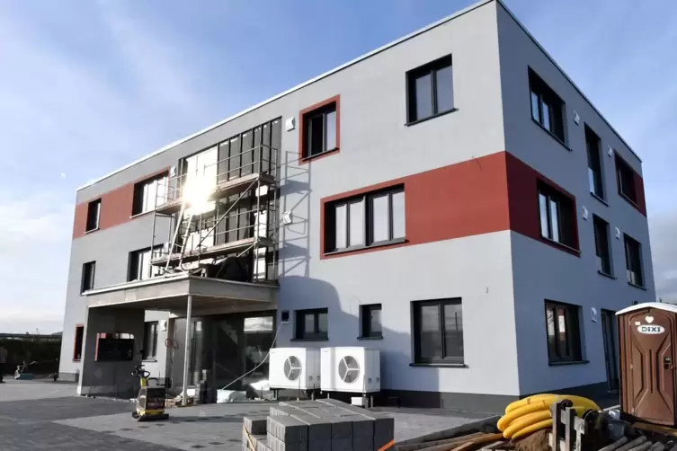 Auf 800 Quadratmetern bietet der Neubau im Fronhof II Platz für ein Kompetenzzentrum für ambulante Pflege und Hospiz.