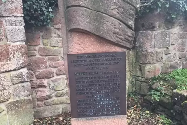Ein Gedenkstein am Eingang der Burg erinnert an Robert Blums Besuch.