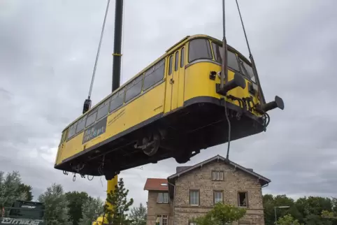 Rund 14 Meter lang und 20 Tonnen schwer ist der Schienenbus-Waggon.