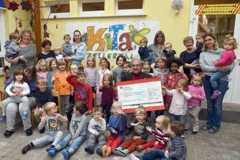 Freude bei Groß und Klein: Die Kita Zellertal übergibt den Spendenscheck an Jamill Sabbagh von der Donnersberger Initiative für Freude bei Groß und Klein: Die Kita Zellertal übergibt den Spendenscheck an Jamill Sabbagh von der Donnersberger Initiative für