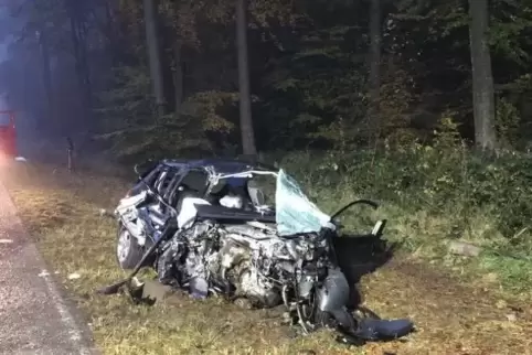 Der Peugeot nach dem Unfall. Der den Unfallverursacher gab Zeitdruck als Grund für sein zu schnelles Fahren an. 