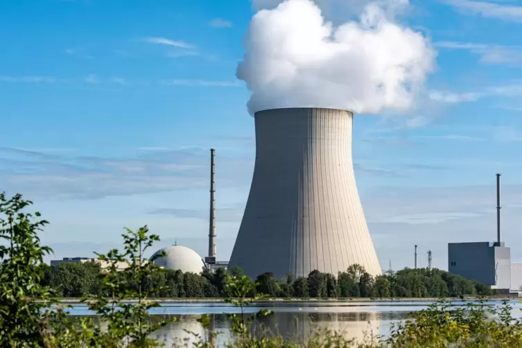 Der bayerische Reaktor Isar 2 soll als einer der drei letzten deutschen Atommeiler Ende 2022 vom Netz gehen. 