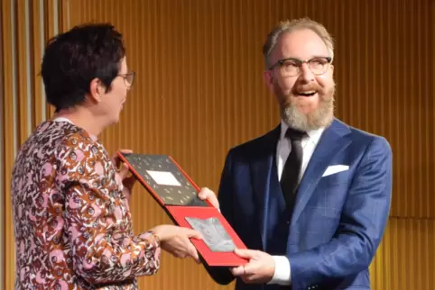 BID-Präsidentin Sabine Homilius überreicht Raumdesigner Aat Vos die Karl-Preusker-Medaille. 