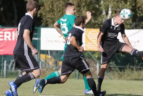 Die SG Finkenbach/Mannweiler/Stahlberg (in Schwarz) steht überraschend auf Rang eins der Bezirksliga. Jetzt kommt Nanz-Dietschwe
