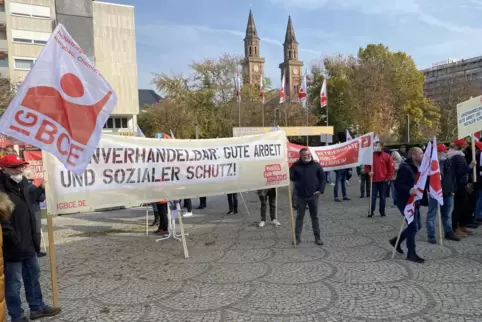 Rund 300 Menschen sind zur Gewerkschaftskundgebung auf den Theaterplatz gekommen. 