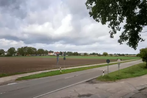 Soll Acker bleiben: Kurze Wingertsgewann; hier Blick von der Waldseer Straße mit der A61 im Rücken. Im Hintergrund: die Kaserne. Soll Acker bleiben: Kurze Wingertsgewann; hier Blick von der Waldseer Straße mit der A61 im Rücken. Im Hintergrund: die Kaserne.