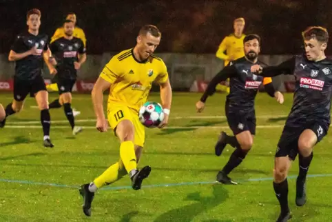 Fehlt gegen Baumholder wegen muskulärer Probleme: Florian Bicking (am Ball).