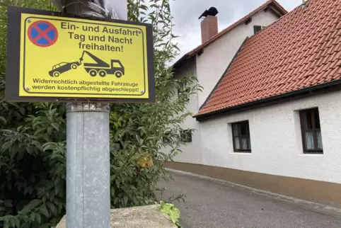 Muss wieder weg: das Parkverbotsschild, mit dem ein Flomersheimer die Zufahrt zu seinem Grundstück gesperrt hat. 