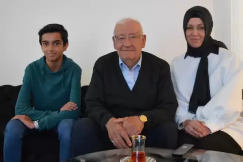 Drei Generationen: Erdogan Ölmeszses kam als 25-Jähriger nach Deutschland. Jetzt lebt er wieder in der Türkei. Seine Tochter Hac
