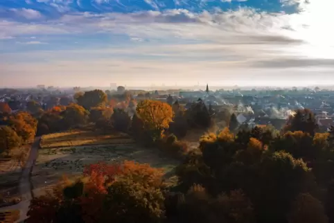 Im herbstlichen Morgenlicht: die Ortsgemeinde Dudenhofen.