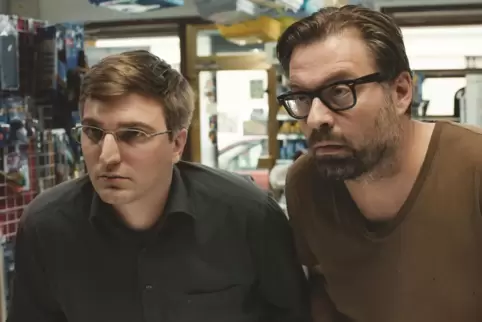 Szene aus Kurzfilm „Die Schwingen des Geistes“ von Albert Meisl. Er selbst spielt Herrn Szabo (rechts), Rafael Haider mimt Herrn
