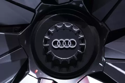 Die Audi-Ringe auf einer hochwertigen Felge. 