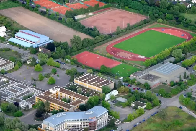 Die Sportstätten in Schifferstadt werden vom Schulzentrum (unten) und den Vereinen intensiv genutzt: das Stadion mit Hartplatz, Die Sportstätten in Schifferstadt werden vom Schulzentrum (unten) und den Vereinen intensiv genutzt: das Stadion mit Hartplatz,