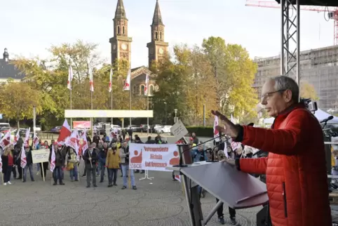 IG BCE-Bundesvorsitzender Michael Vassiliadis redet auf dem Theaterplatz.