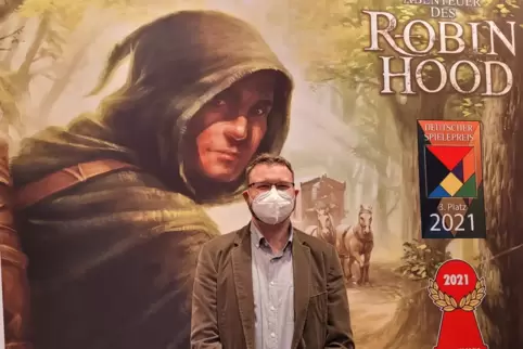 Spieleautor Michael Menzel und Robin Hood, Titelfigur seines neuen Werks. 