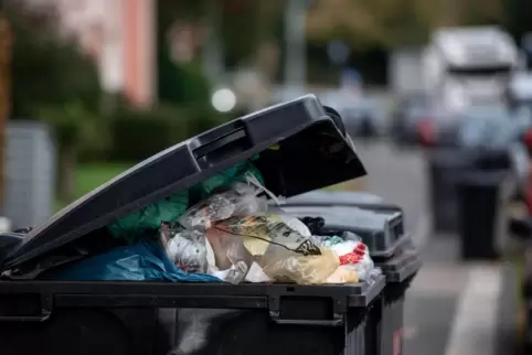 Wichtige Dienstleistung: Abholung der Restmüll-Tonnen. Wichtige Dienstleistung: Abholung der Restmüll-Tonnen.