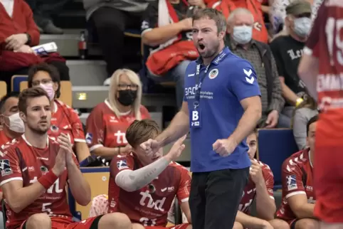 Trainer Ceven Klatt (blaues Shirt) ist mit seiner Mannschaft, den Eulen Ludwigshafen, heute der Favorit im Duell bei seinem Ex-K