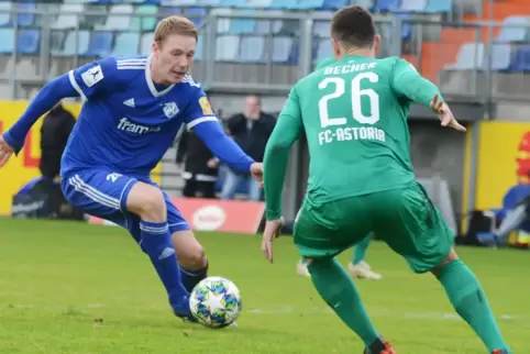 Wurde gegen Kassel wegen seiner Schambeinprobleme ausgewechselt: FKP-Stürmer Dennis Krob (am Ball), hier in einer Szene mit dem 