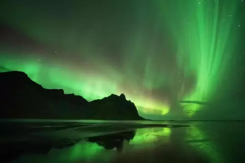 Polarlichter wie hier in Island könnten in Deutschland bald zu sehen sein. 