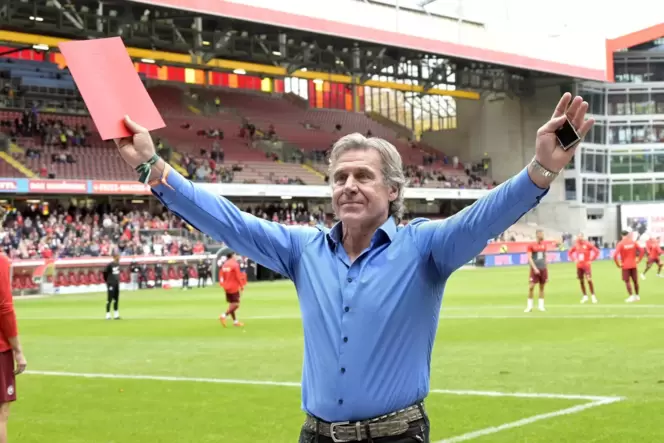 Zurück auf dem »Betze«, Gerry Ehrmann feierte mit den FCK-Fans..