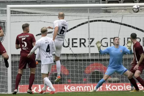 Keine Chance für FCK-Torhüter Matheo Raab. Tobias Kraulich bringt die Gäste mit 1:0 in Führung.