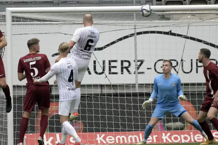Das 1:0 für Würzburg: Tobias Kraulich (Nummer 6) trifft.
