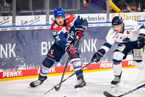 Borna Rendulic von den Adlern Mannheim im Kampf um den Puck mit Marcel Brandt.