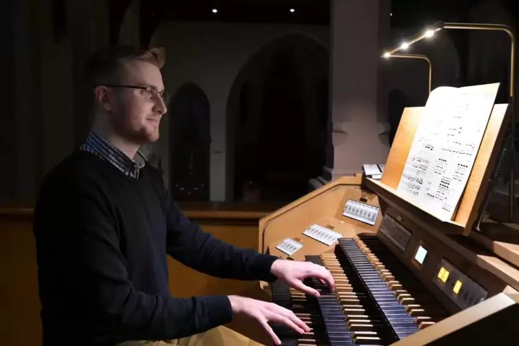 Meisterhafter Gestalter an der Orgel: Adrian Brech.