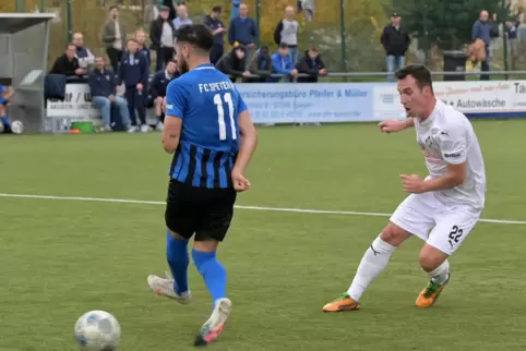 Matteo Monetta in Torlaune: Der Stürmer des FC Arminia Ludwigshafen (rechts) trifft zum 3:3.
