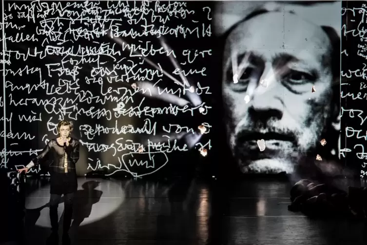 Die legend&auml;re Inszenierung ist dem Theatermacher Heiner M&uuml;ller gewidmet. 