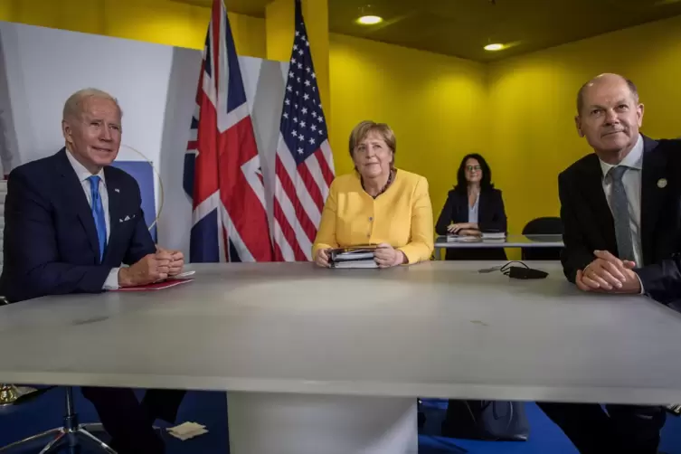 Auch zum Gespräch mit US-Präsident Joe Biden (links) am Rande des G20-Gipfels nahm Kanzlerin Angela Merkel Olaf Scholz mit.