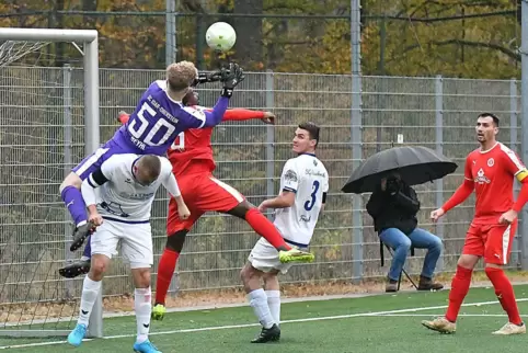 Den krieg ich: Idar-Obersteins Tormann Julian Beyhl (Nummer 50) steigt hoch zum Ball und fällt dann über Rieschweilers Pascal Em