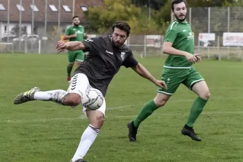 Gegen Grünstadt war DJK-Spieler Dennis-Orlando Arriaga-Pries (links), hier mit Christoph Mock, als Vorbereiter und Torschütze er