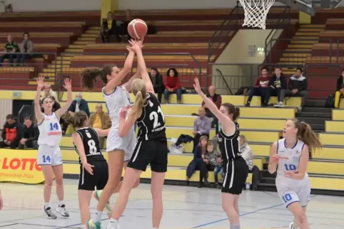 Starker Auftritt: Annika Soltau (weißes Trikot) beim Korbwurf.