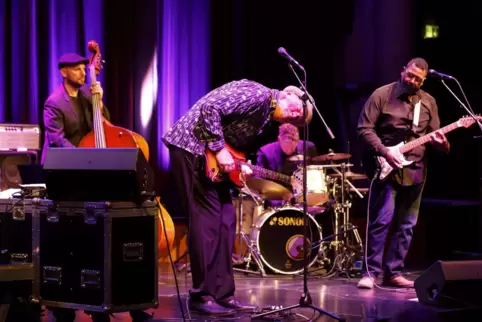 Blues vom Feinsten: (von links) Sebastian Flach am Bass, Rich McDonough, Sänger und an der Gitarre, Michael Lakatos am Schlagzeu