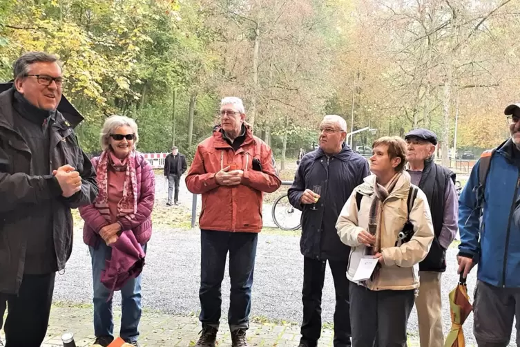 In Vorfreude auf die Wanderung: Landrat Clemens K&ouml;rner (links) und Mitwanderer. 