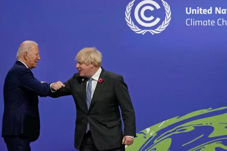 Begrüßung in Corona-Zeiten: Der Gastgeber der Welt-Klimakonferenz, der britische Premier Boris Johnson (rechts), sagt US-Präside