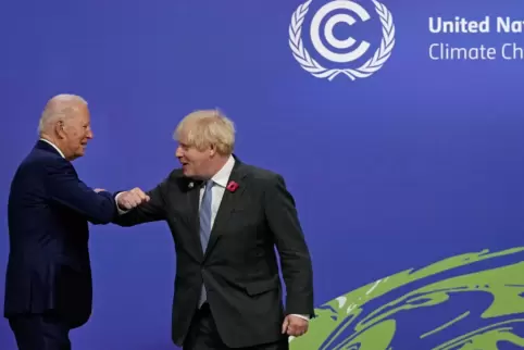 Begrüßung in Corona-Zeiten: Der Gastgeber der Welt-Klimakonferenz, der britische Premier Boris Johnson (rechts), sagt US-Präside