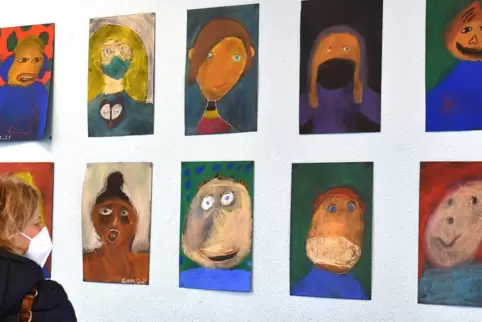 Zahlreiche Porträts haben die Kinder in der Kunsthalle gemalt. 
