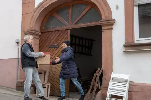 Stephanie Hanel und Richard Zinken sind gerade mit dem Umzug von Heidelberg nach Weyher beschäftigt. Stephanie Hanel und Richard Zinken sind gerade mit dem Umzug von Heidelberg nach Weyher beschäftigt.