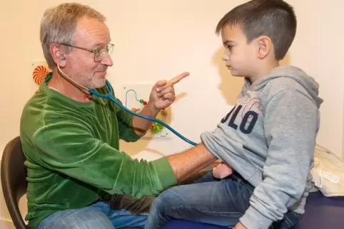 Was machen die Atemwege: Kinderarzt Bernhard Hock untersucht einen jungen Patienten. 