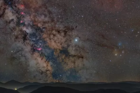 Die Milchstraße über dem Pfälzerwald: Wenn künstliche Lichtquellen nicht stören, ist ein solch atemberaubender Ausblick möglich.