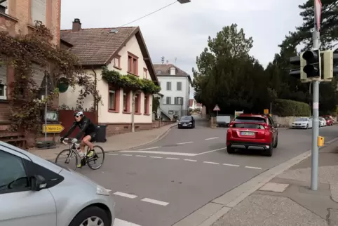 Ein stark befahrener Knotenpunkt in Edenkoben: die Kreuzung St.-Martiner- und Weinstraße. Ein stark befahrener Knotenpunkt in Edenkoben: die Kreuzung St.-Martiner- und Weinstraße.