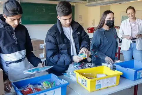 Freuen sich auf die Arbeit an der Realschule plus mit den von Adient gespendeten Lego-Sets (von links): die Neuntklässler Teodor