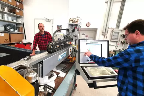 Die Computertechnik hält in jedem Handwerkszweig Einzug. Wolfgang Spang (links) und Sohn Rainer haben in ihrem auf Dämmung sowie