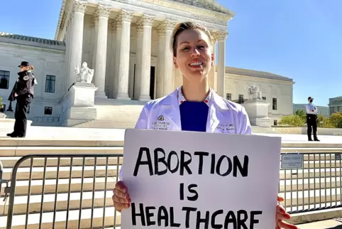 „Schwangerschaftsabbruch gehört zur medizinischen Versorgung“ steht auf dem Plakat, das Notärztin Julie Rice vor dem Supreme Cou