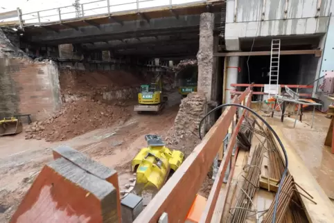 Großbaustelle Eisenbahnbrücke: Unten wird gebaggert, darüber rollen Züge.