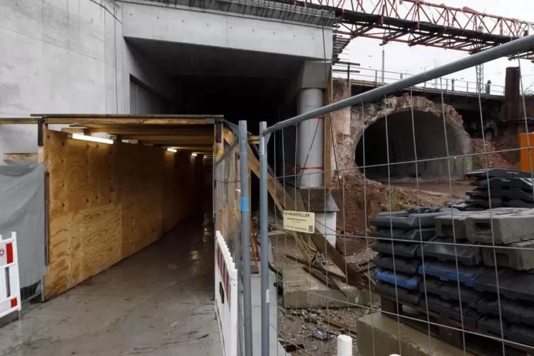 Der Eingang zum Fu&szlig;- und Radweg.
