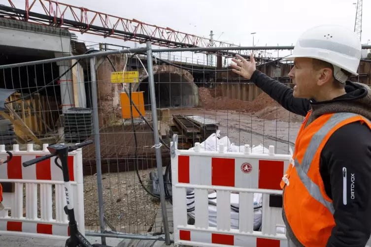 Projektleiter Sascha Martin-Albrecht erl&auml;utert die n&auml;chsten Schritte an der Baustelle.