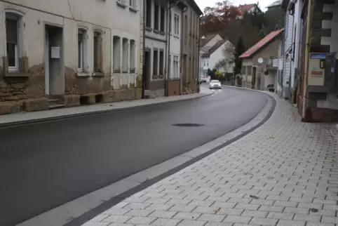 Die Lautertalstraße wurde bis zum Bestattungshaus Peter Kriese erneuert.